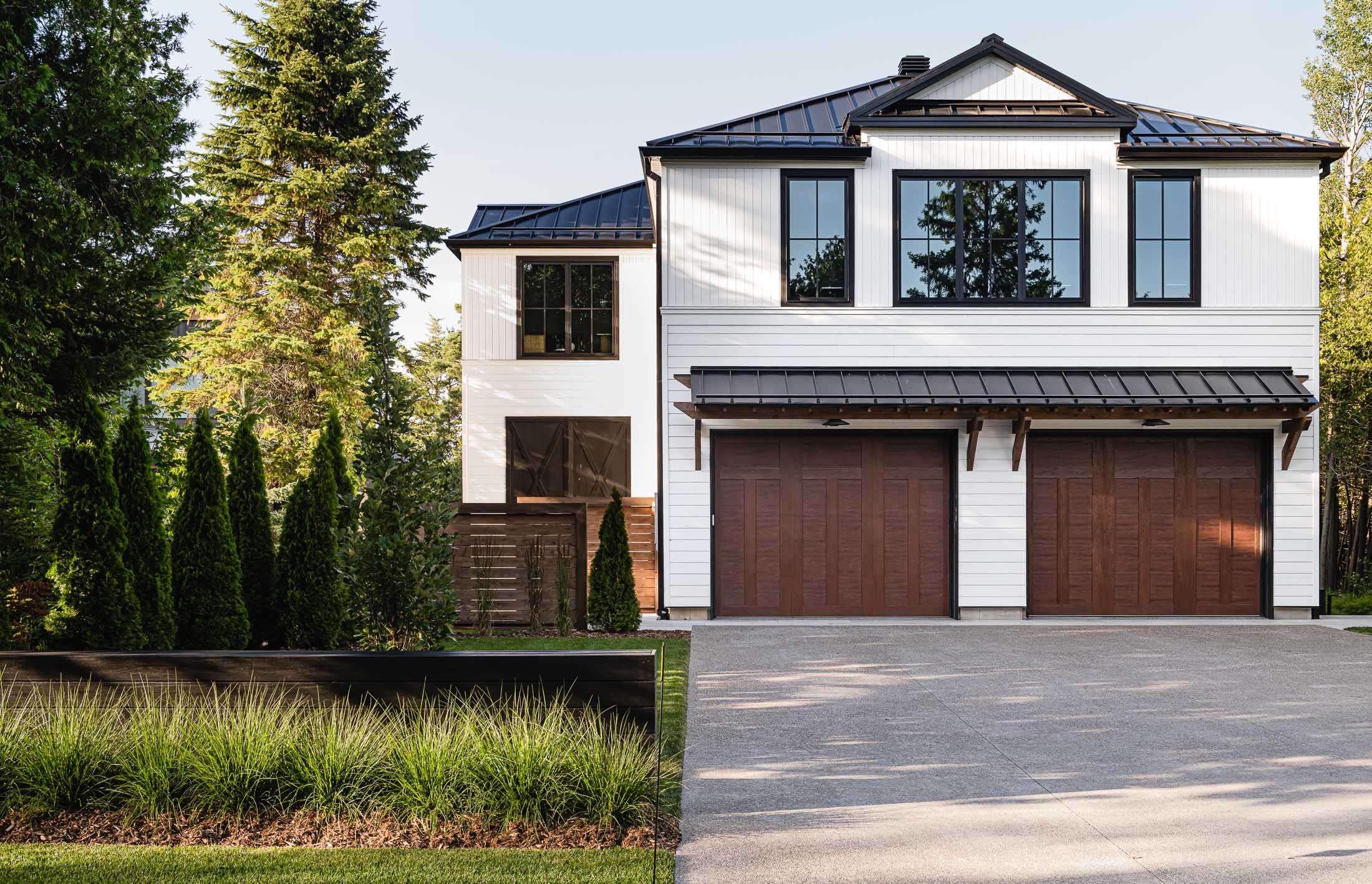 exterior of a modern beach house built by Collingwood a custom home builder