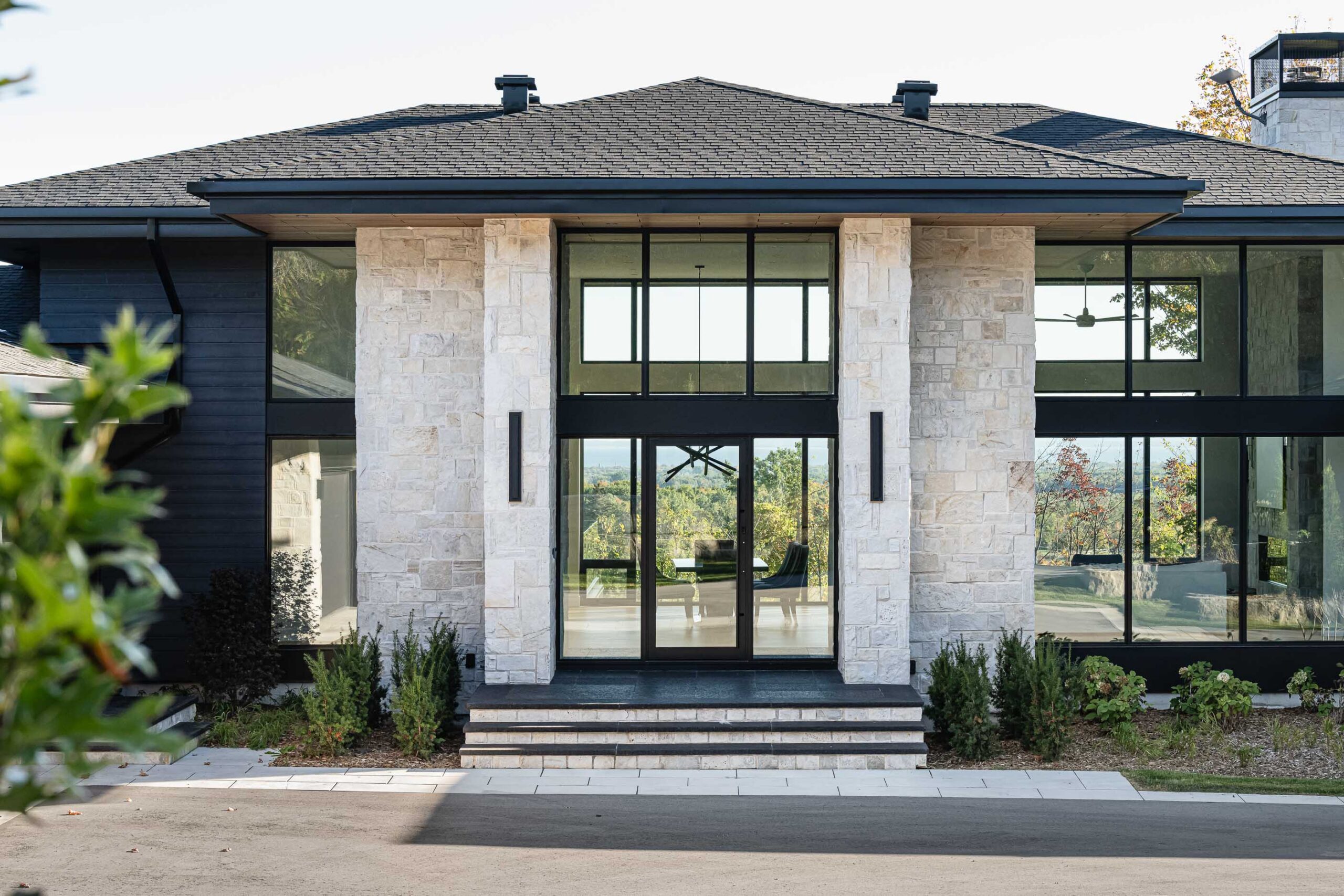 Modern country home with extensive windows in the Blue Mountains