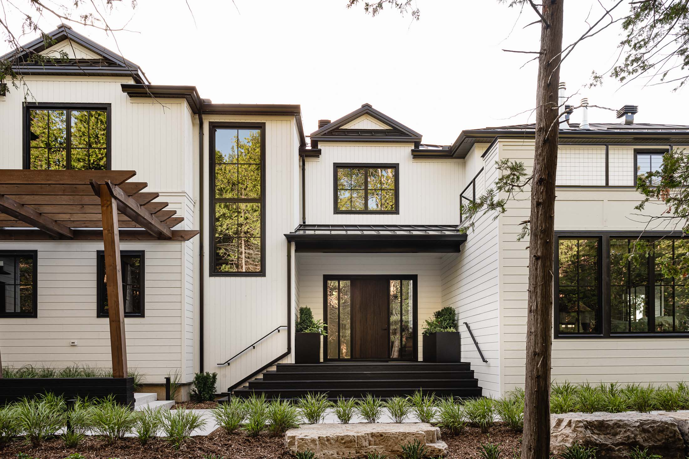 Modern waterfront beach house with extensive outdoor living space by Collingwood custom home builder