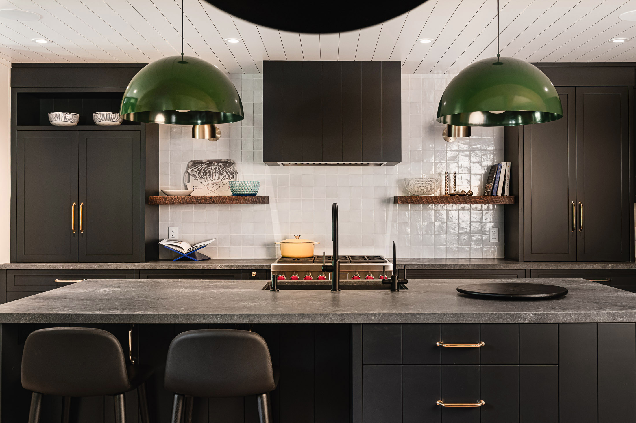 Contemporary kitchen with colourful details in a Blue Mountain chalet