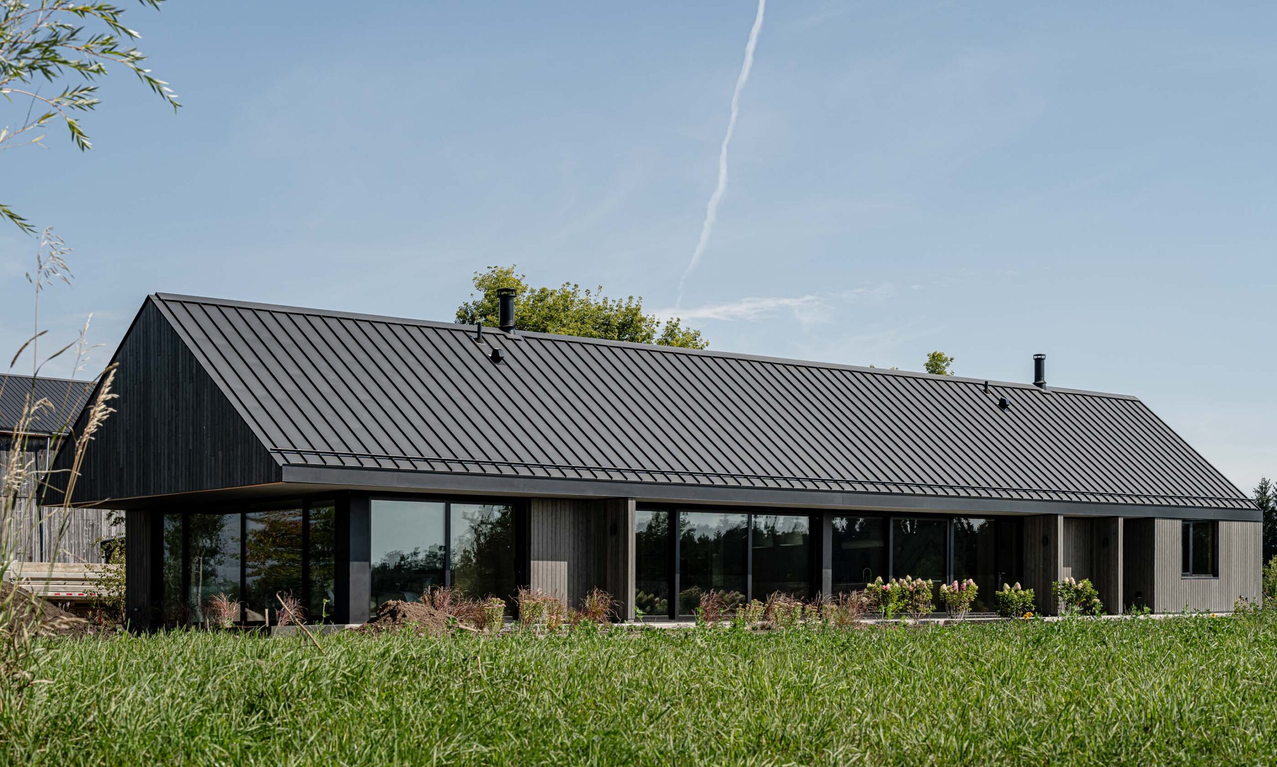 side elevation of a modern barn currently being built by a Collingwood custom home builder